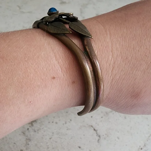 Vintage copper & brass floral cuff bracelet with blue turquoise stone - Picture 3 of 9